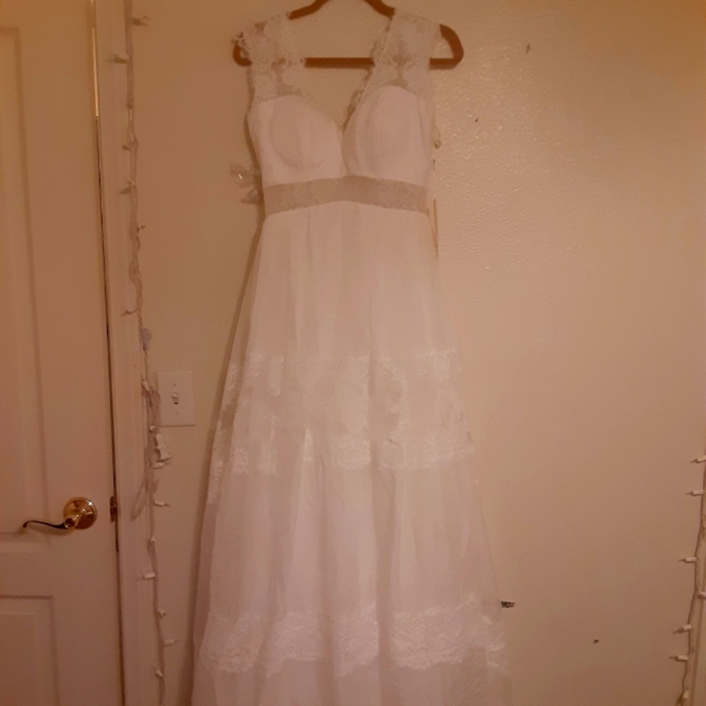 Never worn gorgeous wedding dress